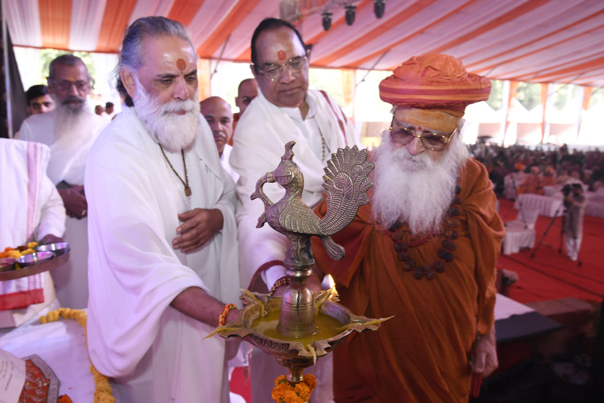 The Bhagwat Geet ceremony was formally inaugurated in the Purushottampura garden of Brahmasarovar.
