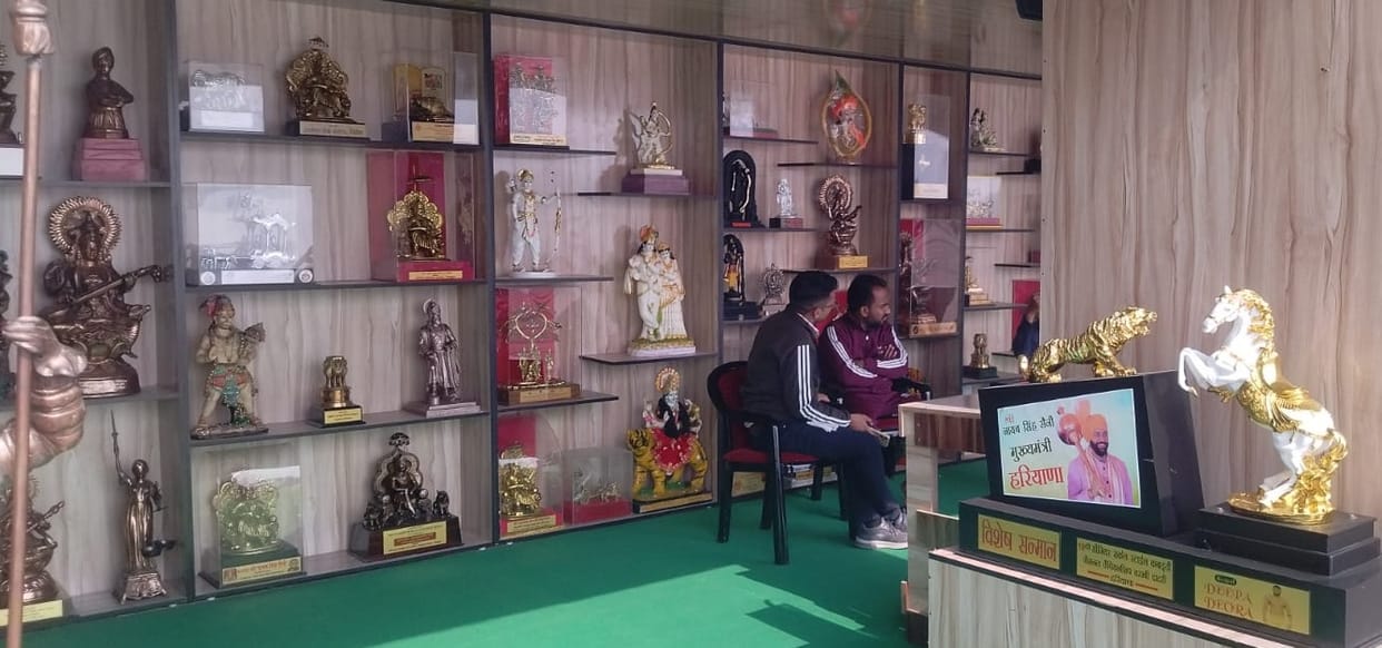 Tourists flocked to get a glimpse of the Chief Minister's gifts.