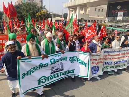Farmers demanded that the government implement the agreement.