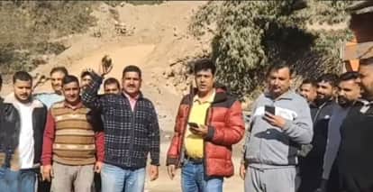 Demands: Tipper Union stopped the work of Nauni-Shalaghat four lane for two hours.