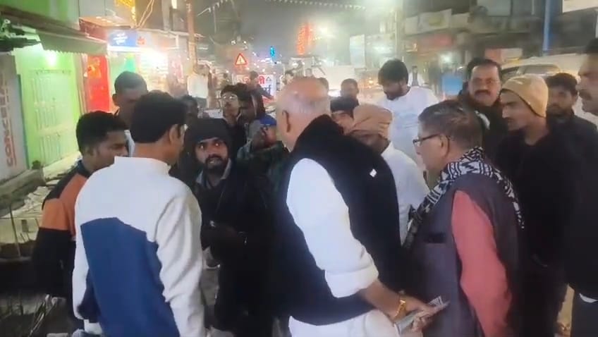 नाला निरीक्षण के दौरान मजदूर से बात करते राजद विधायक