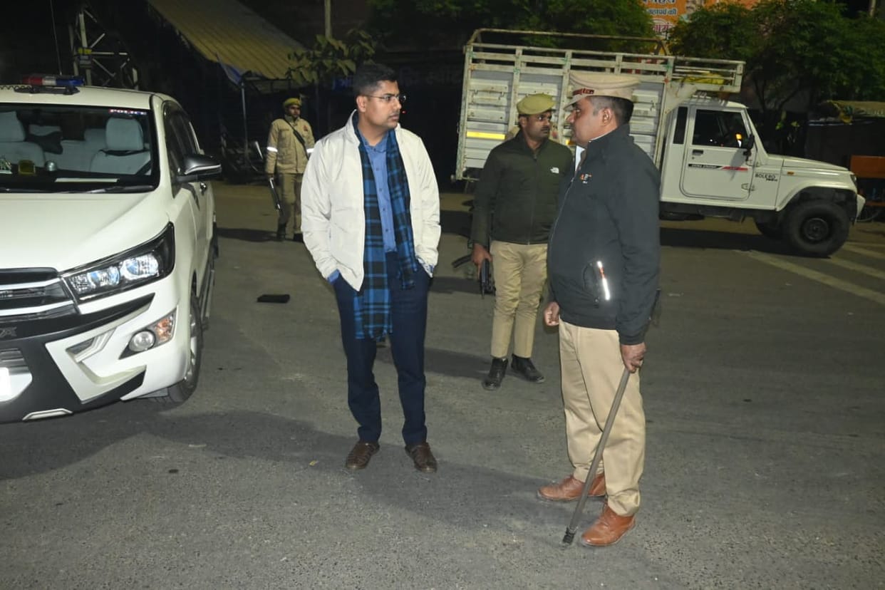 The police kept running all night from the city to the barriers on the Bihar border.