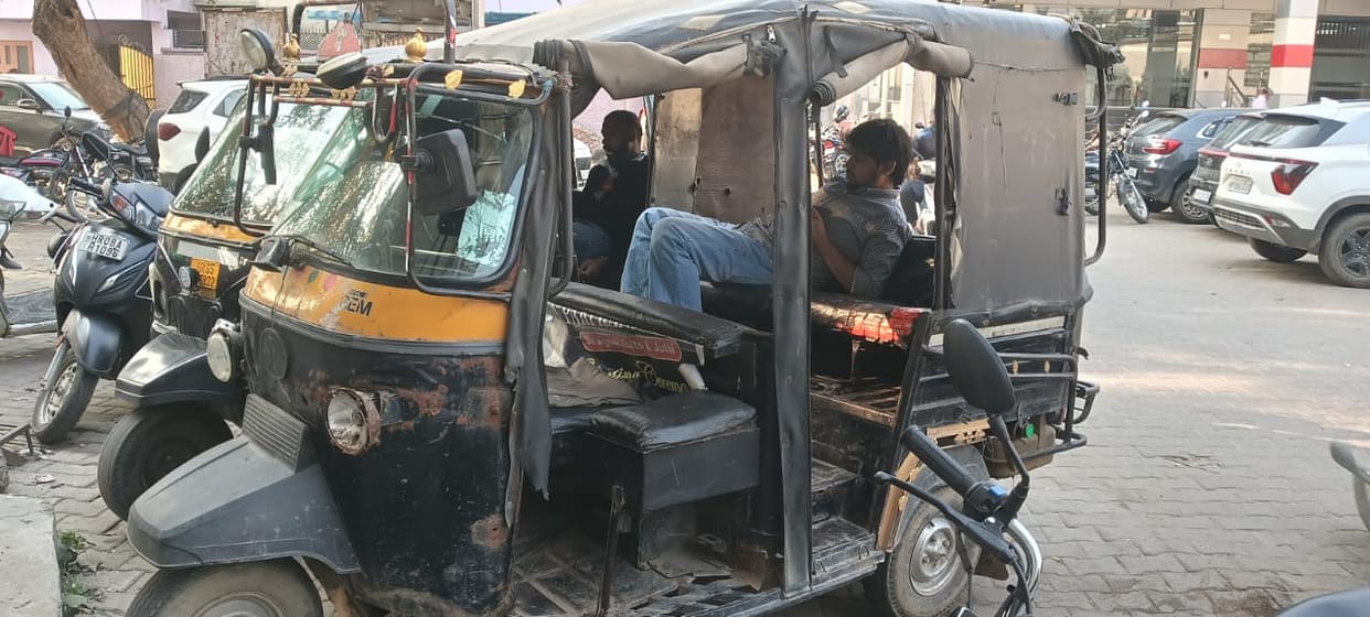 Over 700 autos and e-rickshaws plying without number plates