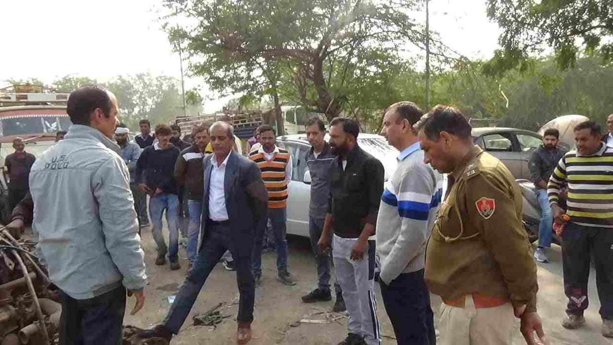 The game of illegal parking in exchange for money has been exposed in the auto market.