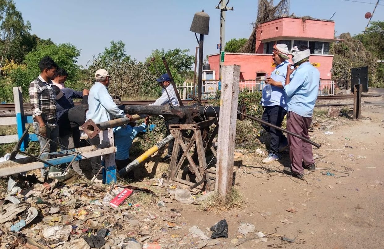 An uncontrolled car broke the boom rod of Pakhrauli crossing in Bhadaiya.