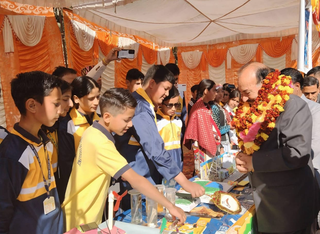 The meritorious students of Panarsa were elated after receiving the award.