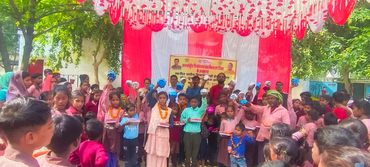 Disabled children of Kada and Sirathu blocks showed their skills and were honoured.