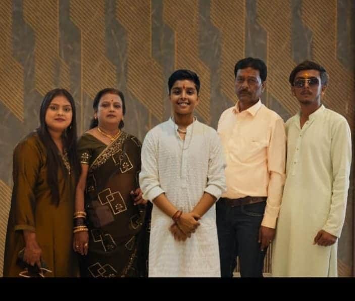 परिवार संग संस्कृति (सफेद कुर्ते में)