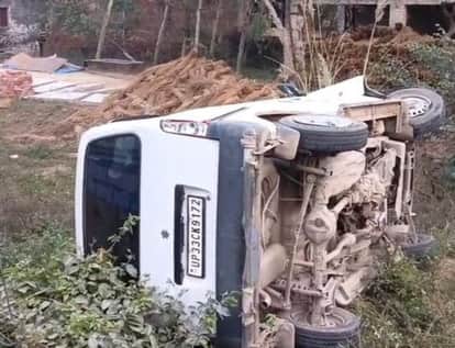 Uncontrolled car overturned, crushing uncle and nephew