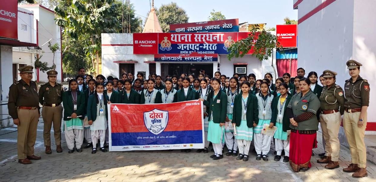 During the police station visit, the girl students understood the working style of the police and learned about the FIR process.