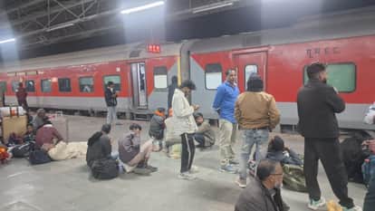 Gonda-Gorakhpur railway line remained stalled for eight hours, affecting 11 trains.