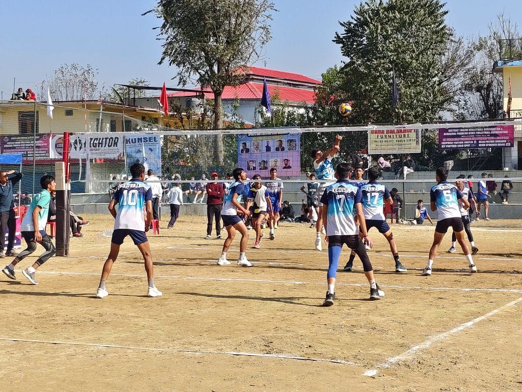 Sandhol and Bilaspur reached the semi-finals of the volleyball competition.