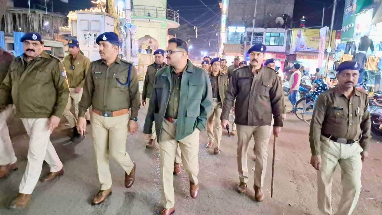 सड़क पर पैदल चलते एसपी