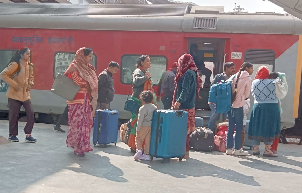 Indian Railways Rules Train luggage weight limit excess baggage charge Sleeper class limit