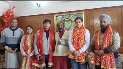 World Cup winning Kabaddi player Sakshi pays obeisance at Naina Devi Temple