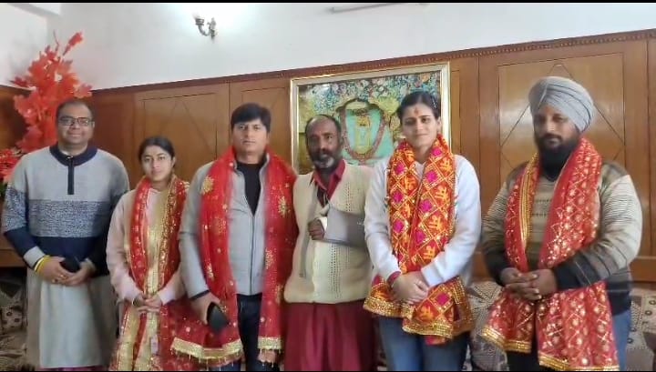 World Cup winning Kabaddi player Sakshi pays obeisance at Naina Devi Temple