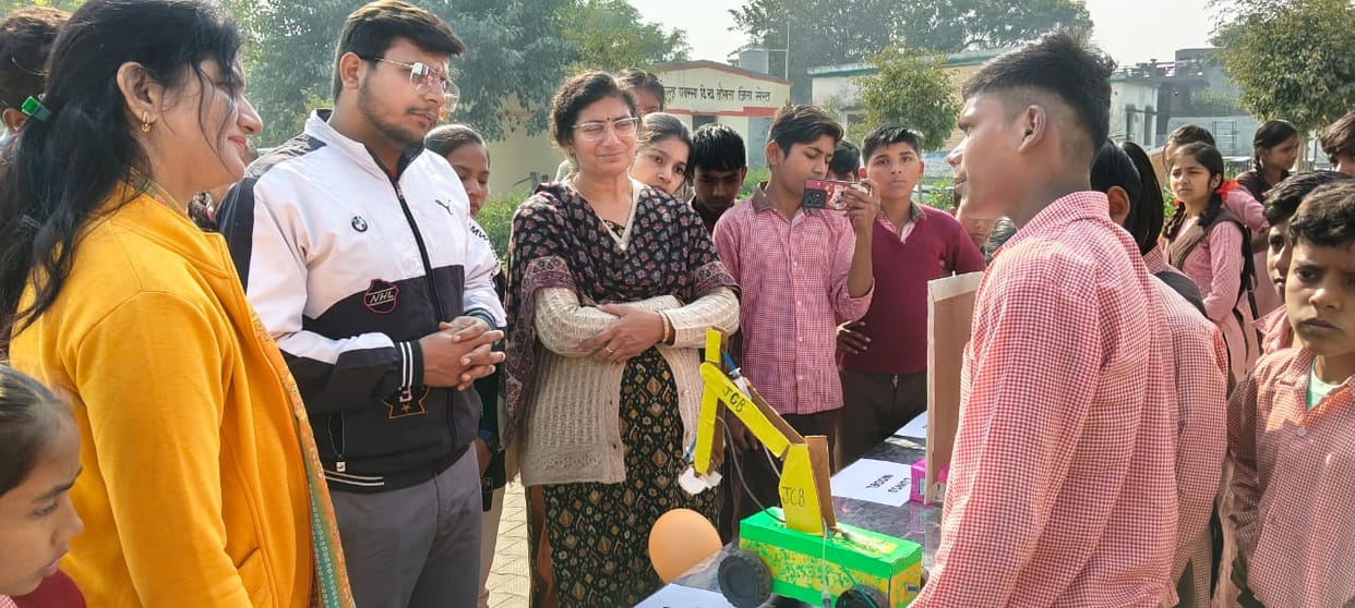 People were surprised to see the models of little scientists in the science fair.