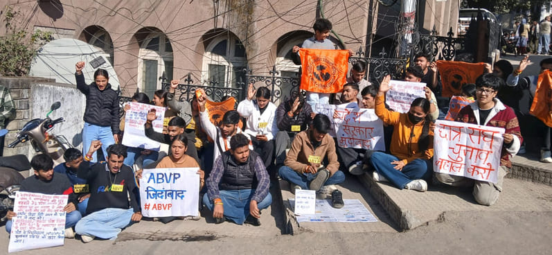 ABVP held a shoe polish protest against unemployment.