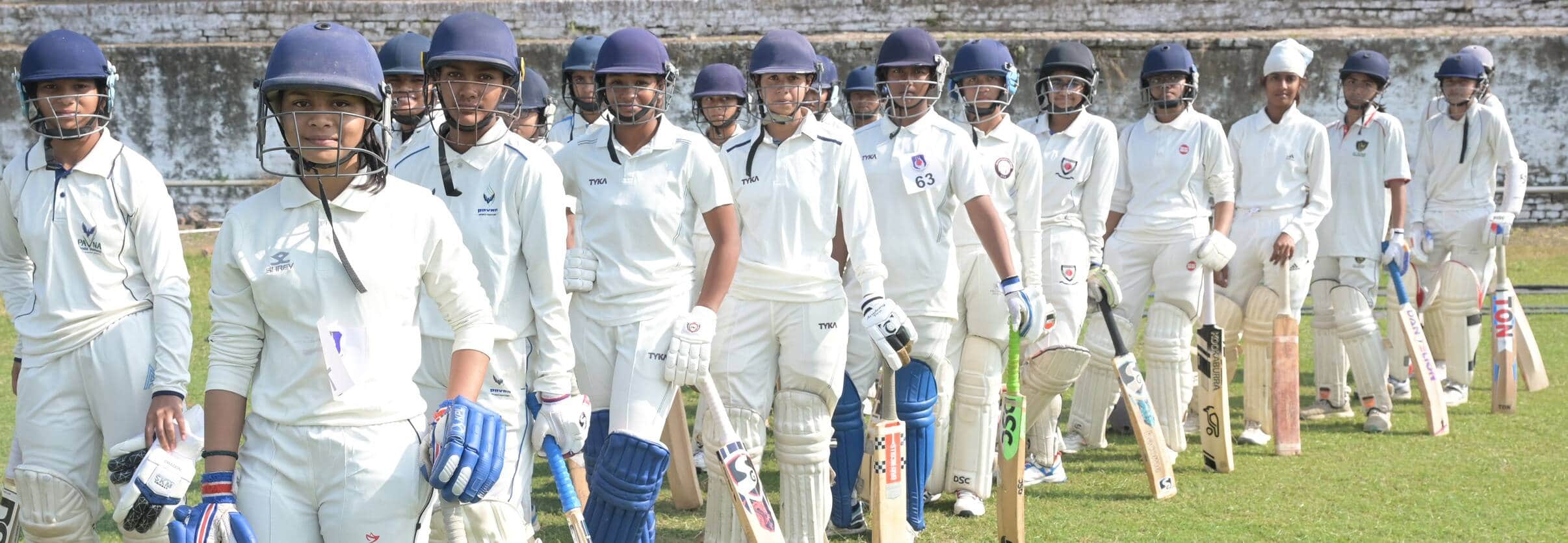 यूपी अंडर-15 महिला क्रिकेट टीम के ट्रायल में शामिल खिलाड़ी।