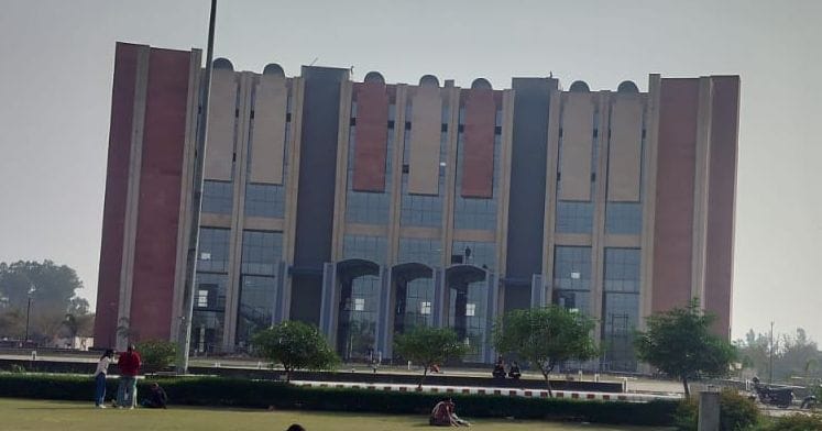 A high-tech library has been set up at CRSU, where 2,000 students can study simultaneously.