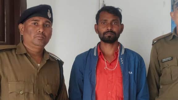 आरोपी को जेल ले जाती पुलिस।