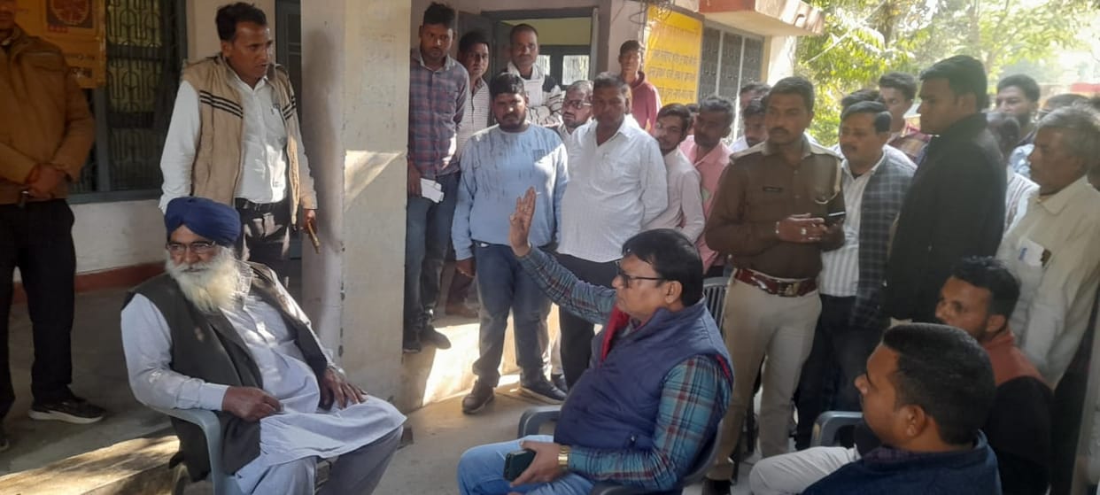 Farmers create ruckus in Banda Mandi due to non-weighing of paddy