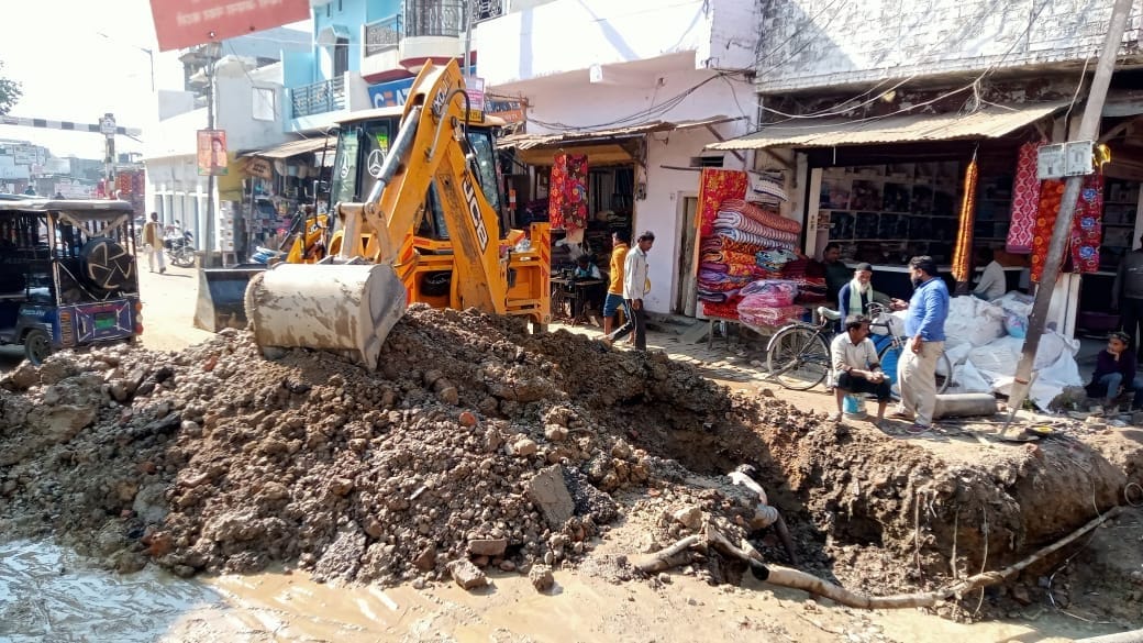 Pipeline damaged, drinking water crisis in the city