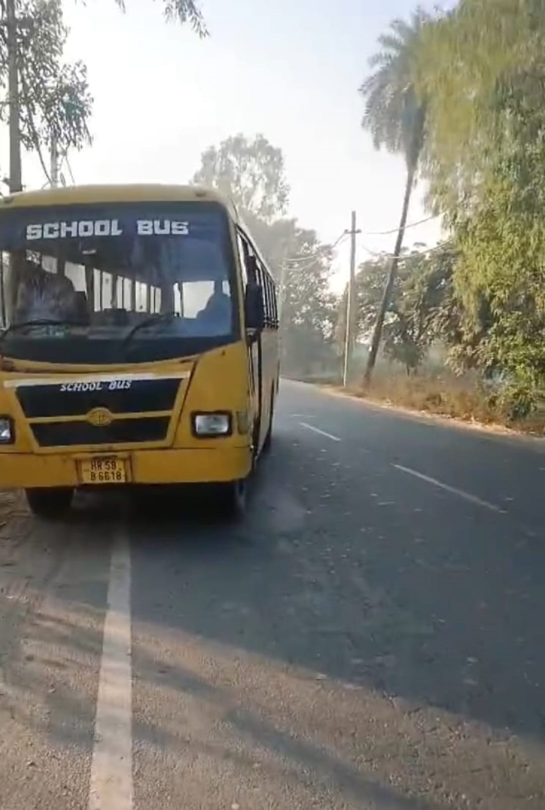 Drunk school bus driver faints on the road, children scream