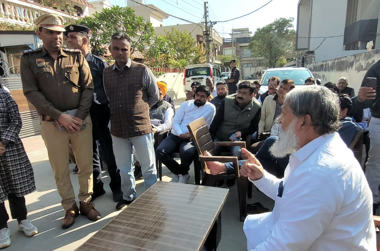 Minister Anil Vij heard the problems and summoned the SHO.
