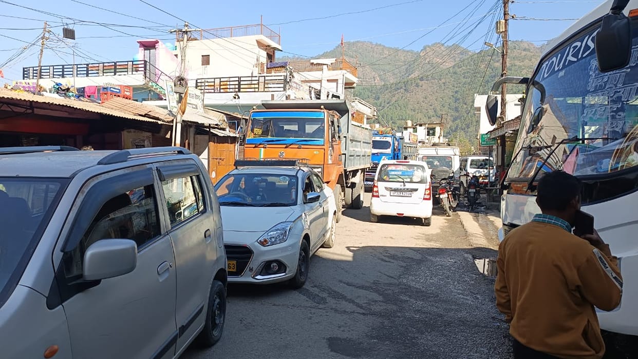Trouble due to traffic jam on Chaukhutia-Ramnagar motor road