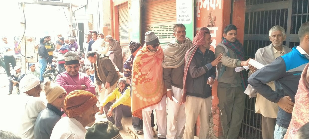 Long queues for urea... 1,000 bags distributed to farmers