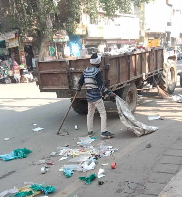 Even the Pradhan's orders were not followed, a garbage dumping point was created in the middle of the city, shopkeepers protested.