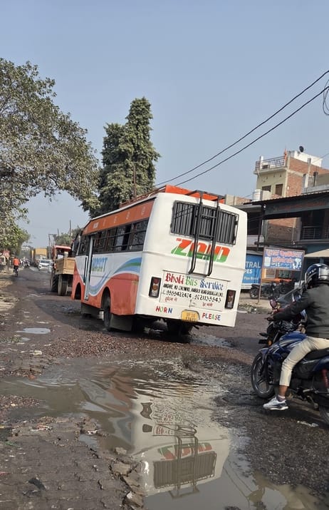 Truck breaks down, traffic disrupted on Mohan Road for three hours