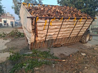 Negligence in road repair in Ramayan, tractor-trolley sinks