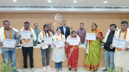 Seven BLOs honored for their excellent work in SIR