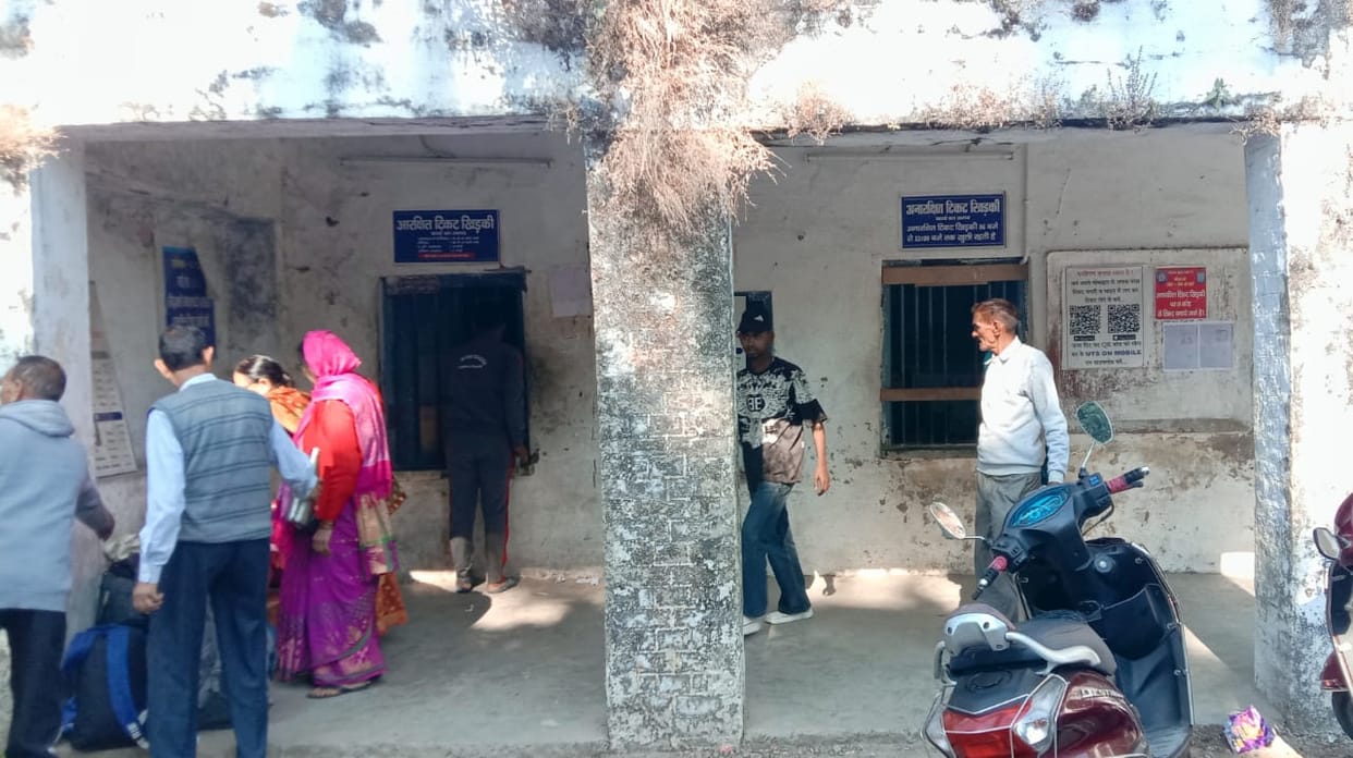 Slow pace of construction of new station building, life in danger due to dilapidated roof