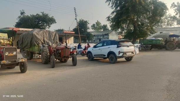 Recovery for weighing millet, farmers wandering around the center