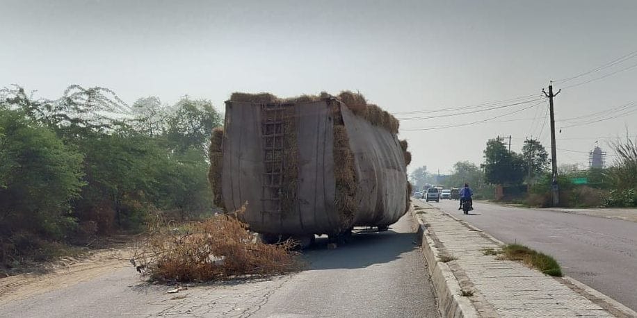 Challans will be issued to tractor drivers carrying stubble and straw on the road.