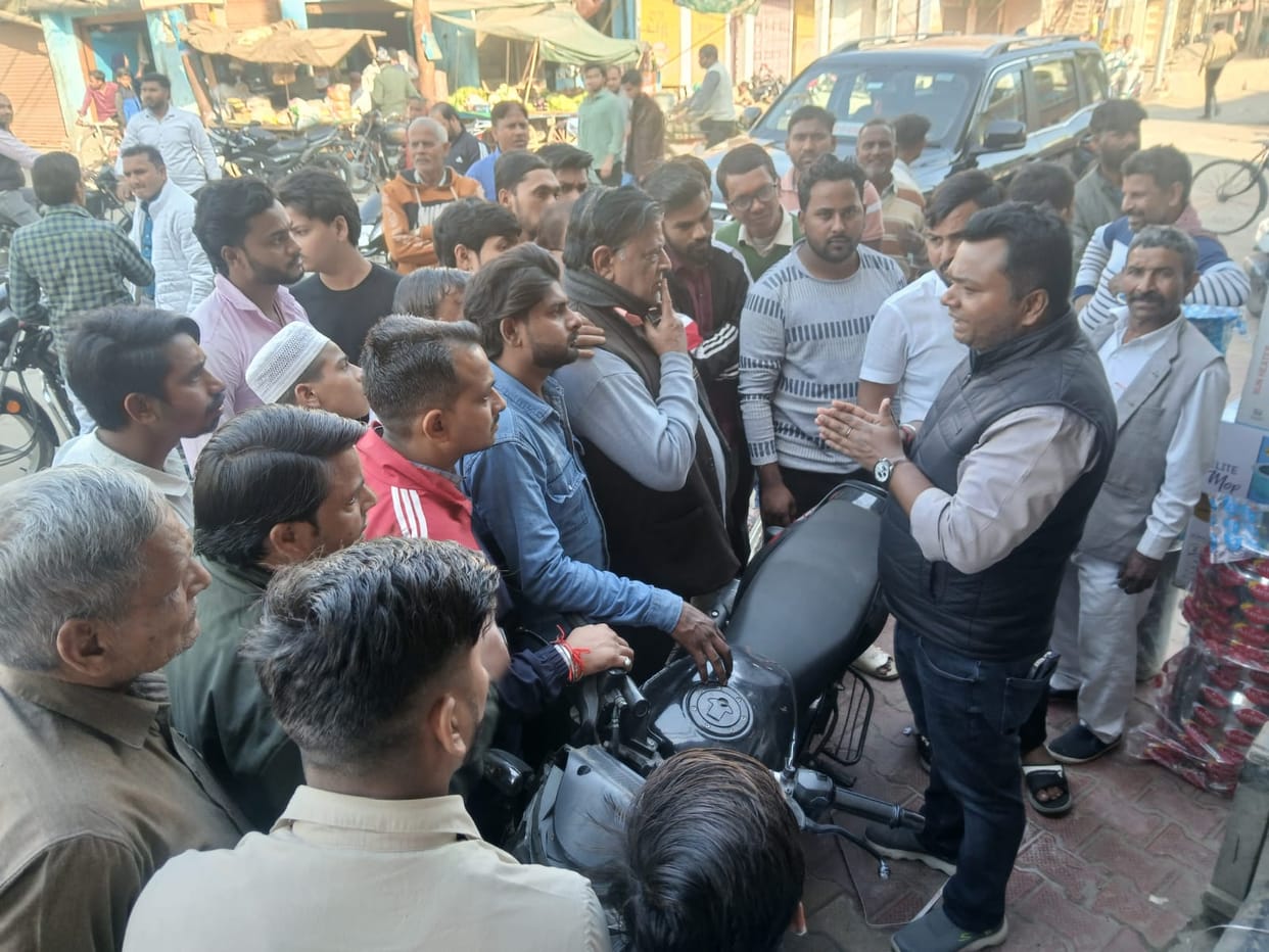 Small traders protested against the closure of their shops and created a ruckus.