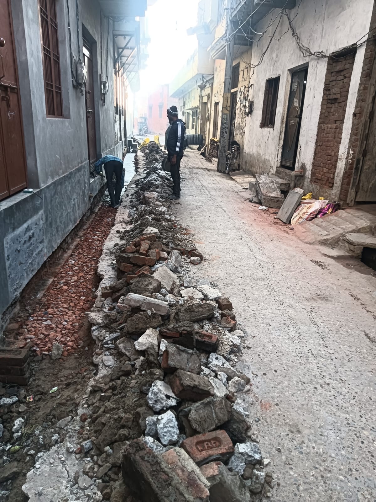 Jal Nigam dug up a new road, anger among the people