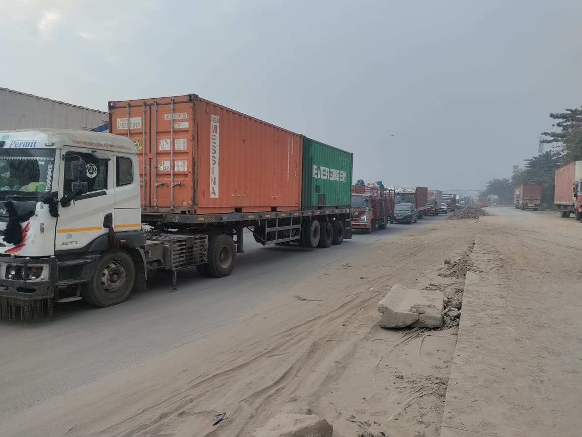 First fog of the season... Bus collides with a truck loaded with tiles on Delhi-Jaipur highway, causing traffic jam for 3 hours