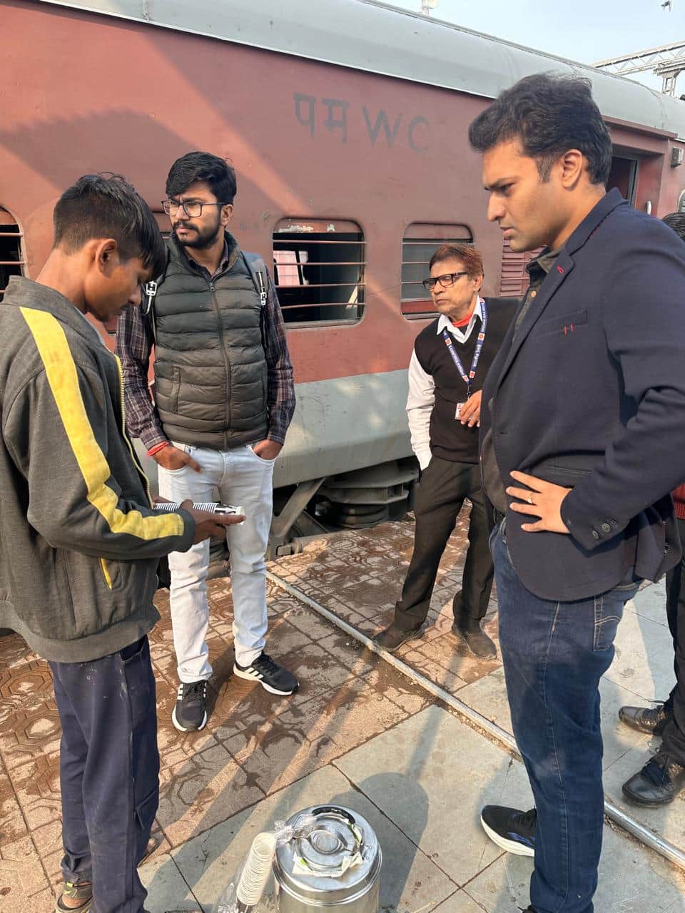 बिना टिकट यात्रा करने वालों पर की  गई कार्रवाई