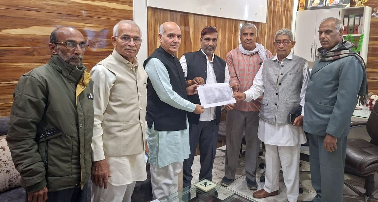 Former Chairman of Backward Classes Commission handed over cheque to Namdev Samaj