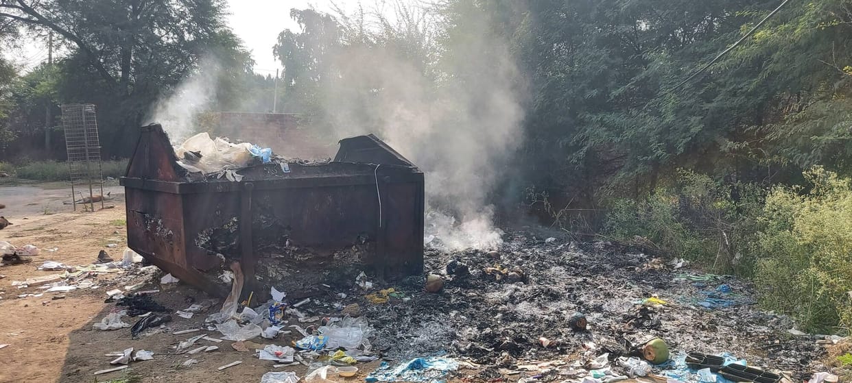 Garbage burned in the hospital all day, smoke reaching the colonies