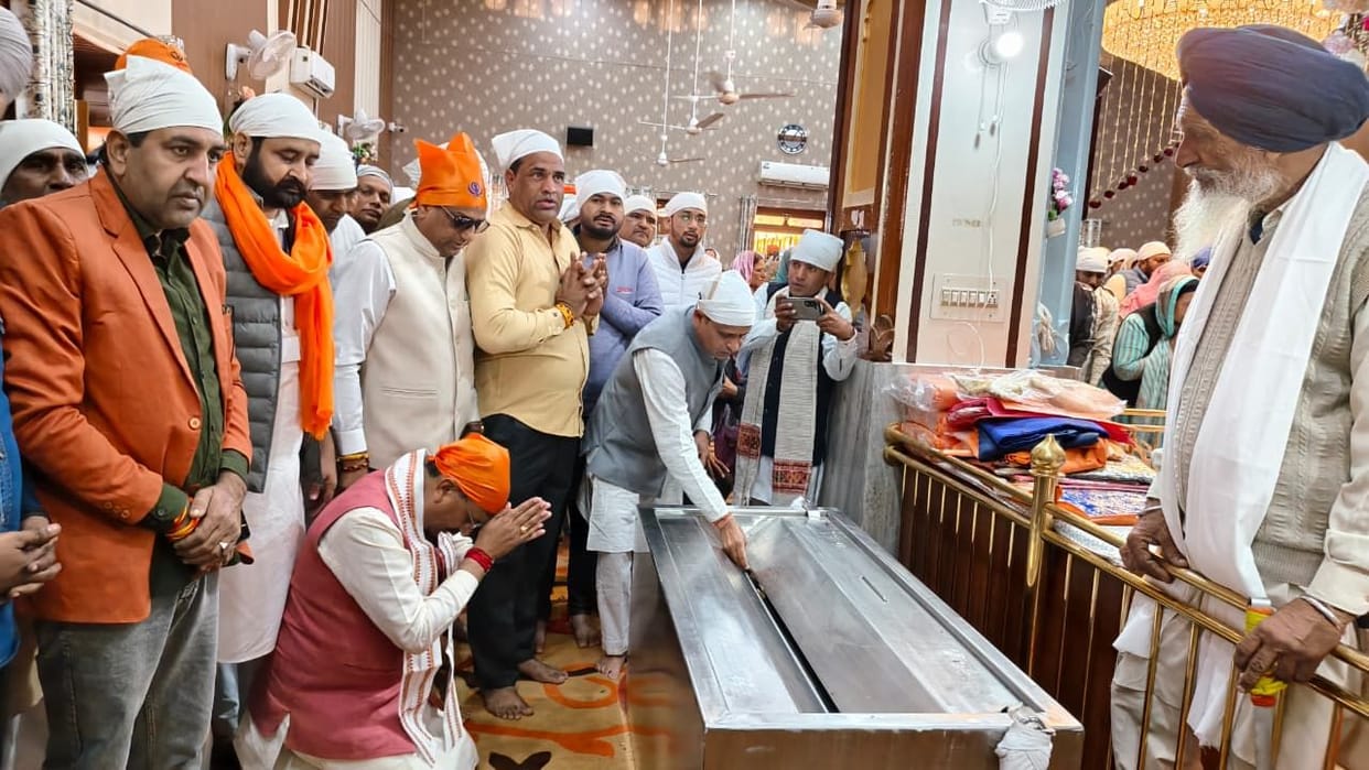 Minister Bedi bowed his head at Gurdwara Sahib