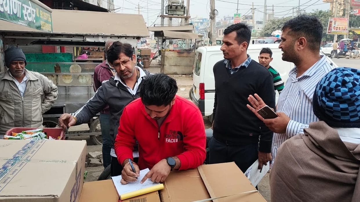 The Municipal Council issued challans to 20 shopkeepers for encroachment in the vegetable market.