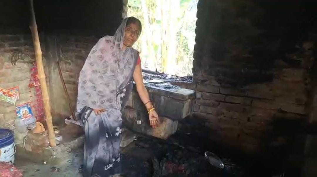 Muzaffarpur Bihar news : minor child burnt in stove fire when cooking food home asset lost fire