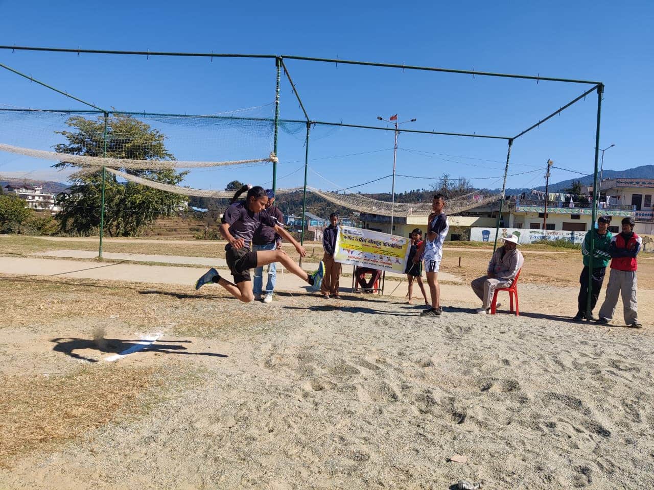 चंपावत के गोरलचौड़ मैदान में आयोजित खेलकूद प्रतियोगिता में लंबी कूद लगाती बालिका। स्रोत: सूचना