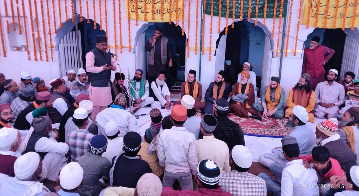 Poets presented their poetry at the Naat Mushaira and received applause.