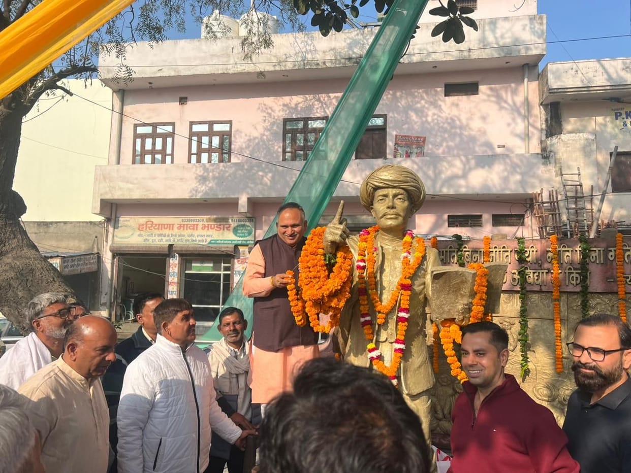garlanded the statue of Jyotiba Phule